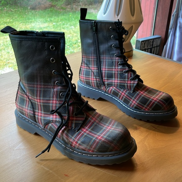 Wild Pair Size 9 Red Plaid Combat Boots - Picture 2 of 4